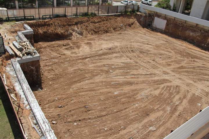 Préparation du terrain à Thiers pour la construction dune villa, incluant excavation, nivellement et compactage pour des fondations solides